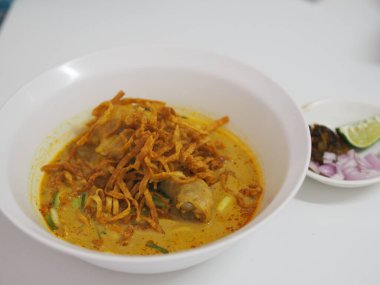 Khao Soi Recipe, Kuzey Tayland yemeği Khao Sawy, Kuzey Tayland körili erişte çorbasından sonra çorbada tavuk çorbası pişirildi.