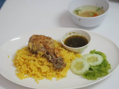 İslami yemek, pirinçle gömülü tavuk yemeği, Biryani tavuğu ve yeşil sostan oluşuyor.