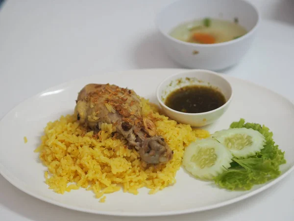 Slami Yemek Pirinçle Gömülü Tavuk Yemeği Biryani Tavuğu Yeşil Sostan — Stok fotoğraf
