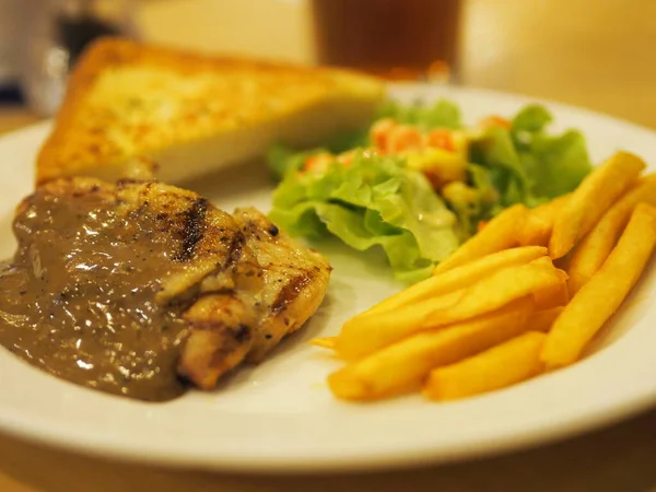 Schwarzer Pfeffer Mit Gemüsesalat Toast Und Pommes Auf Weißem Teller — Stockfoto