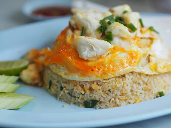 Daging Kepiting Goreng Nasi Atasnya Dengan Telur Orak Arik Gaya — Stok Foto