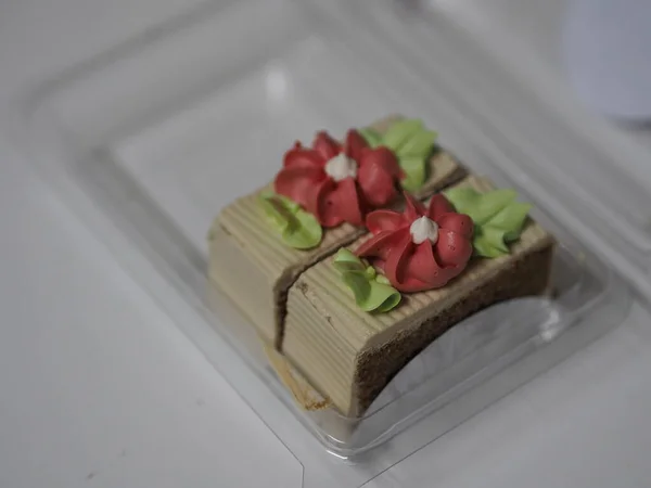 Café Pedaço Bolo Com Creme Chicoteado Caixa Plástico Transparente — Fotografia de Stock