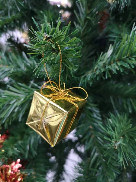 Decorado Decoraciones Árboles Verdes Navidad Tienen Caja Regalo Oro Hojas — Foto de Stock