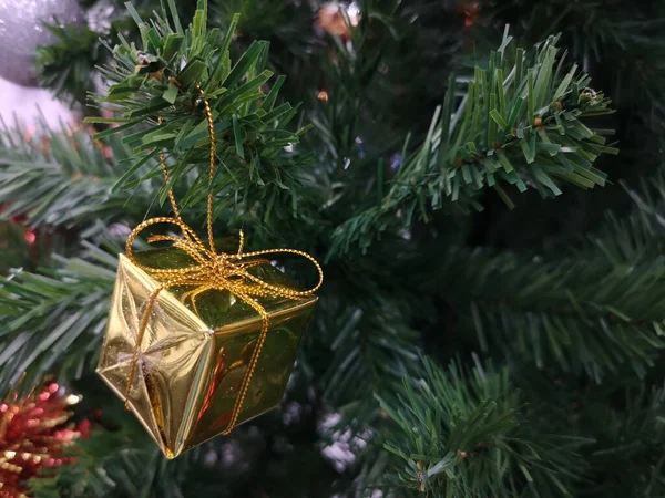 Decorações Decoradas Árvore Verde Natal Têm Caixa Presente Ouro Folhas — Fotografia de Stock
