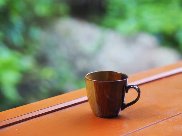 Taza Café Marrón Mesa Madera Bokeh Con Naturaleza Borrosa Fondo — Foto de Stock