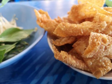 Beyaz kasede kızarmış wonton, çıtır çıtır lezzetli aperatif, Tayland yemeği.