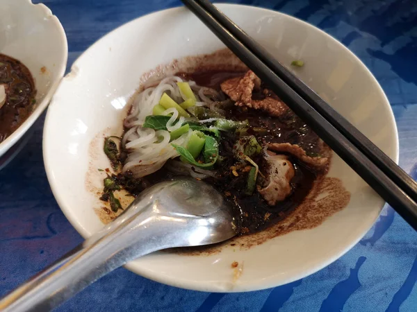 泰国菜 小面配猪肉炖肉 肉丸子 猪肝和白汤 木筷子和勺子 调料调料 泰国菜好吃 — 图库照片