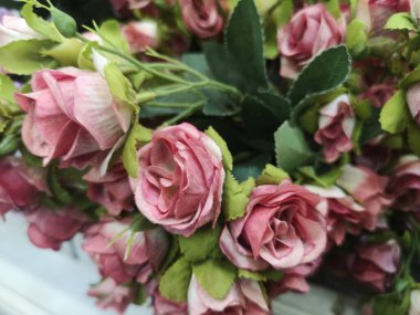 Kırmızı, koyu pembe, menekşe rengi, el yapımı güzel yapay çiçek süslemesi kutlama kartı için klasik ton rengi Retro, kumaş ve plastikten yapılmış, Sevgililer Günü, aşk sembolü