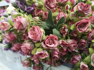 Kırmızı, koyu pembe, menekşe rengi, el yapımı güzel yapay çiçek süslemesi kutlama kartı için klasik ton rengi Retro, kumaş ve plastikten yapılmış, Sevgililer Günü, aşk sembolü