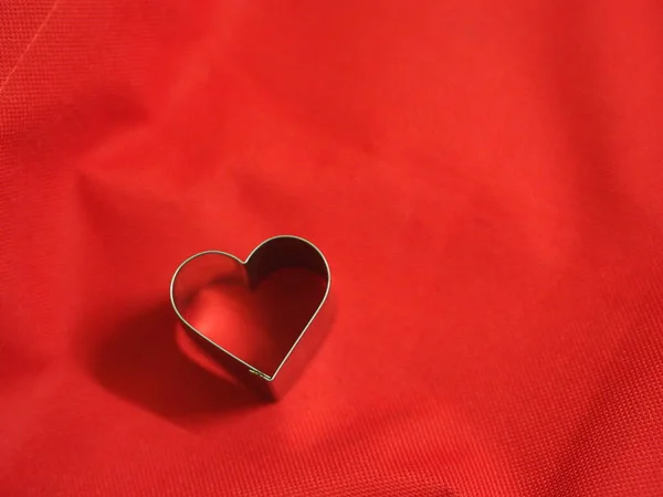 Formy Chleba Stali Serce Kształcie Tkaniny Czerwone Tło Miłość Walentynki — Zdjęcie stockowe
