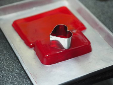 Ekmek kalıpları paslanmaz kalp jöle kırmızısı şekilli, sevgililer günü fotokopi kartı için boşluk, tatlı yemek