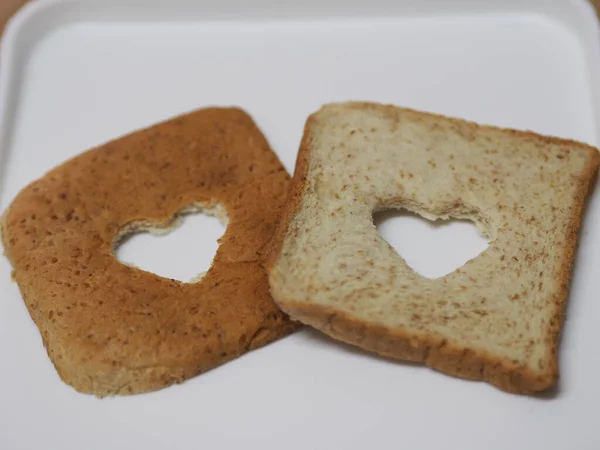 Casal Coração Forma Pão Trigo Inteiro Colocado Bandeja Branca Fundo — Fotografia de Stock