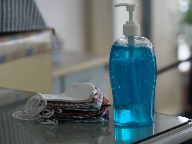 Jel El Dezenfektanı, jelatinle saf plastik şişeyi karıştırıp pompayla yıkamak mikropların bulaşıcı Corona virüsünü, covid-19 'u ve mavi maske hastalığını önlemek için kirli çamaşır yıkamak.