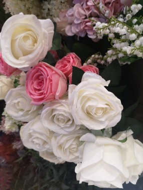 Pembe, beyaz gül el yapımı yapay çiçek süslemesi kutlama kartı tasarımı için klasik ton Retro, kumaş ve plastik, Sevgililer Günü, aşk sembolü