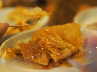 Beyaz tabakta yoğunlaştırılmış sütle gevrek Roti, tatlı atıştırmalığı tatlı yemek