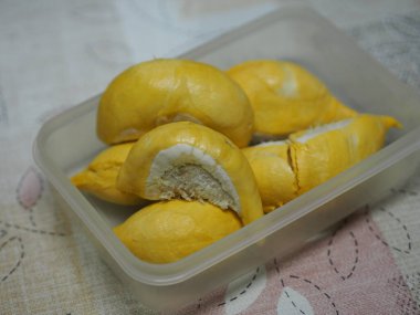 Keskin kabuklu Durian meyvesi Açık plastik kutuda tatlı sarı renkli et