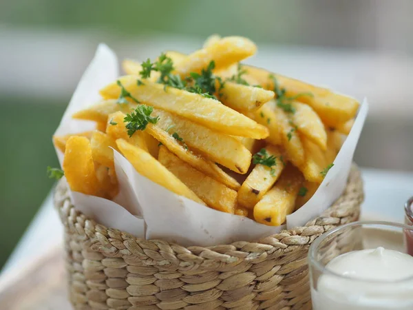 Pommes Frites Kartoffelchips Gelbe Knusprige Pommes Holzkorb Snack Köstlich — Stockfoto