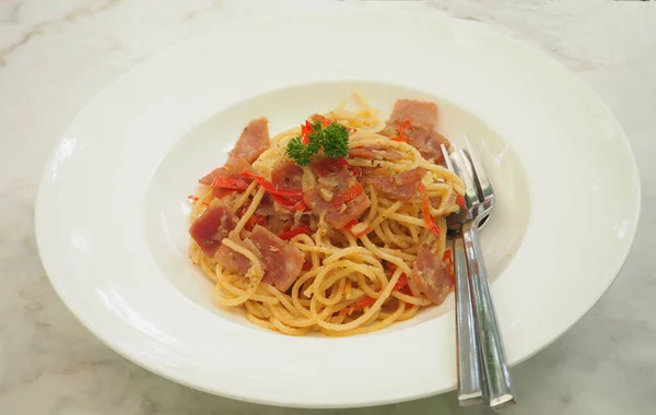 Espaguetis Con Ajo Chile Seco Tocino Plato Blanco Comida — Foto de Stock