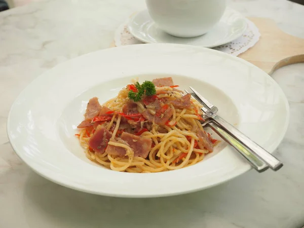 Espaguetis Con Ajo Chile Seco Tocino Plato Blanco Comida — Foto de Stock