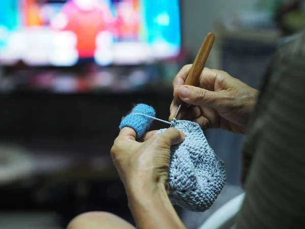 Vrouw Met Hand Breien Blauwe Garen Handgemaakte Diy Hobby Kijken — Stockfoto