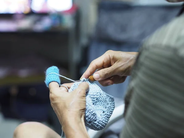 Mulher Mão Tricô Azul Fio Artesanal Diy Hobby Assistindo Televisão — Fotografia de Stock