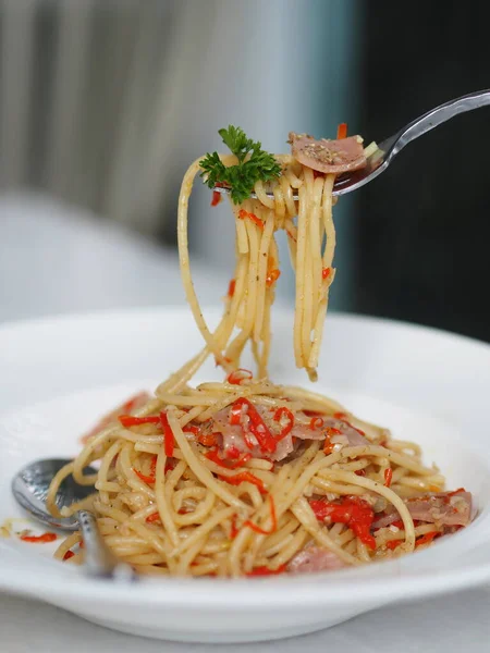 Espaguetis Con Cuchara Tenedor Con Jamón Picante Plato Blanco Comida — Foto de Stock