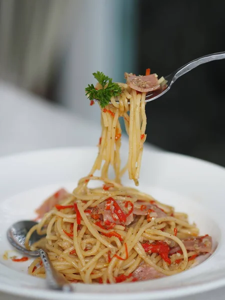 Espaguetis Con Cuchara Tenedor Con Jamón Picante Plato Blanco Comida — Foto de Stock