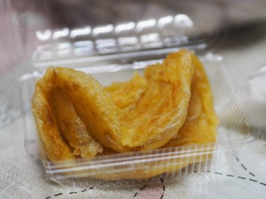 Net plastik kutuda yoğunlaştırılmış sütle gevrek Roti, tatlı atıştırmalığı tatlı yemek.