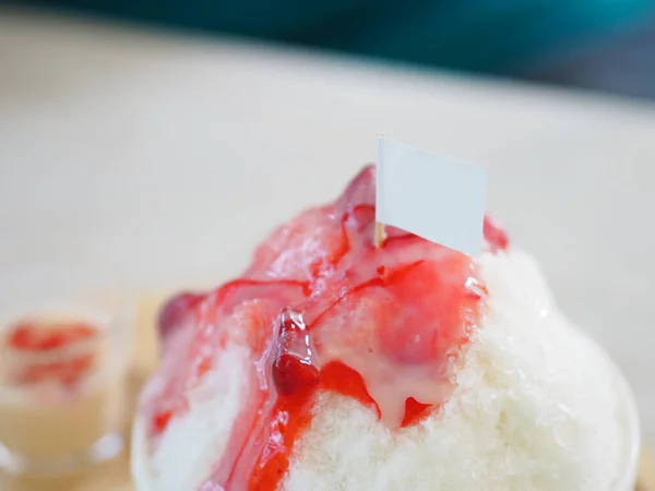 Hielo Afeitado Con Jarabe Fresa Leche Taza Hielo Dulce Comida — Foto de Stock