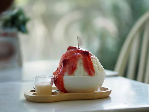 ストロベリーシロップとミルク 甘い氷のカップでかき氷 クールな食べ物木製のトレイに白いボウルにデザート — ストック写真