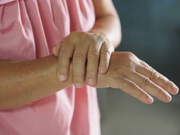 Guillan Barre Syndrom Covid Coronavirus Impfung Behandlung Frau Hält Hände lizenzfreie Stockbilder