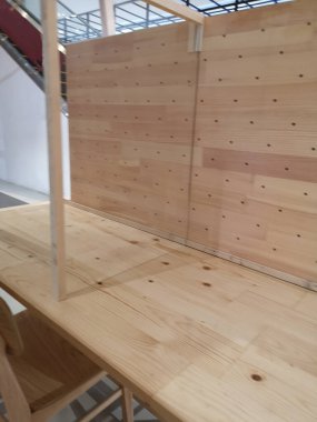 Ahşap masa mesafesinde ayna bölmesi oturma, hastalığın yayılmasını önleme, virüs-19 koronavirüs