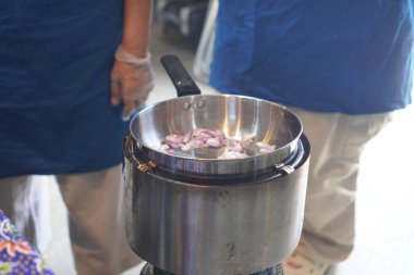 Paslanmaz çelik tavada yemek yapmak.
