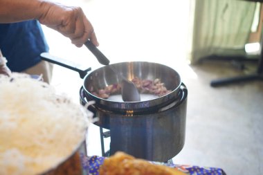 Paslanmaz çelik tavada yemek yapmak.