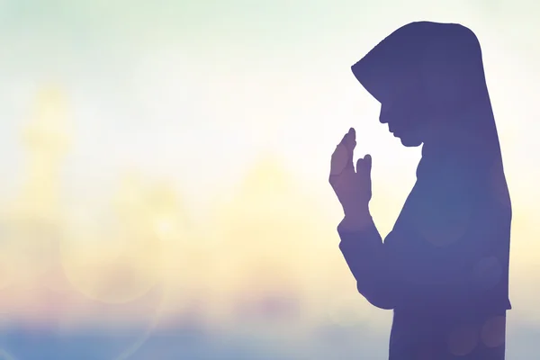 Muslimská žena se modlí k Bohu. — Stock fotografie