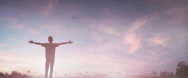 Mutlu adam sabah görüşünde ayağa kalkar. Hıristiyanlık, Tanrı 'ya iyi Cuma arkaplanından ilham verir. Erkeğin kendine güveni görev başında cesaret güneş konsepti kuvveti bilge.