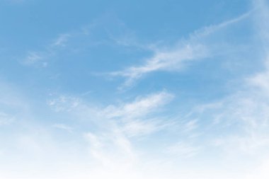 Yaz Mavi Gökyüzü ve beyaz bulutlar. Güneş ışığı mevsiminde güzel açık bulutlu