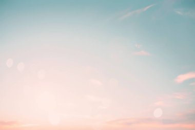 soyut bulanık sabah gökyüzü bokeh desen arka plan konsepti sakin inanç ufku manzarası, temiz gün batımı bulanık ışık, kumsalda güneş ışığı mavi deniz mavisi, gevşe sonbahar havası.