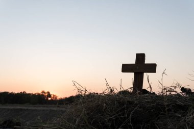 Siluet İsa çarmıhta çarmıha gerilmiş İsa Mesih günbatımı kavramı. Paskalya gününde uyanır, Tanrı 'ya ibadet eder, Hıristiyan ruhuyla dua eder..