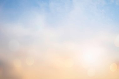 soyut bulanık sabah gökyüzü bokeh desen arka plan konsepti sakin inanç ufku manzarası, temiz gün batımı bulanık ışık, kumsalda güneş ışığı mavi deniz mavisi, gevşe sonbahar havası.