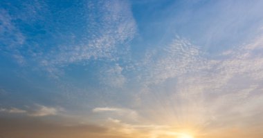 soyut bulanık sabah gökyüzü bokeh desen arka plan konsepti sakin inanç ufku manzarası, temiz gün batımı bulanık ışık, kumsalda güneş ışığı mavi deniz mavisi, gevşe sonbahar havası.