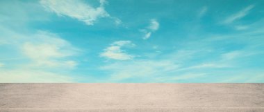 Panoramik boş grunge çimento tezgahı üzerinde mavi gökyüzü beyaz ışık bokeh arkaplan ürün sabah sahne bahar ekran montaj için, soyut Blurry geniş masa mutfak tatil beldesi otel.