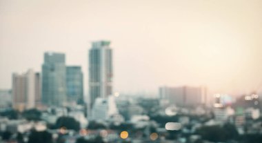 Ofis penceresinden şehir manzarası geceleri şehrin ışıklarının bulanıklığını gösteriyordu, seyahat ve iş dünyasını çağrıştırıyordu..