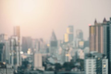 Pencereden, şehir caddesinin bulanık bir görüntüsü, arka planda bir bina ve manzara ortaya çıkardı, gece bulanık bir ışık, Bokeh tasarımı, soyut bir şehir manzarası..