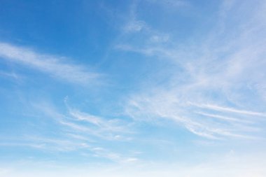 Yaz mavisi gökyüzü bulutu gradyan açık beyaz zemin. Güneşin altında açık bulutlu bir güzellik sakin bir kış havası. Kasvetli bahar Cyan manzara doğa günü ufuk çizgisi manzara uzayı