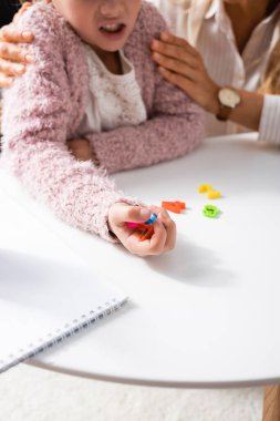 Psikologu ziyaret ederken rakamlarla hesaplayan kız hasta görüşü.