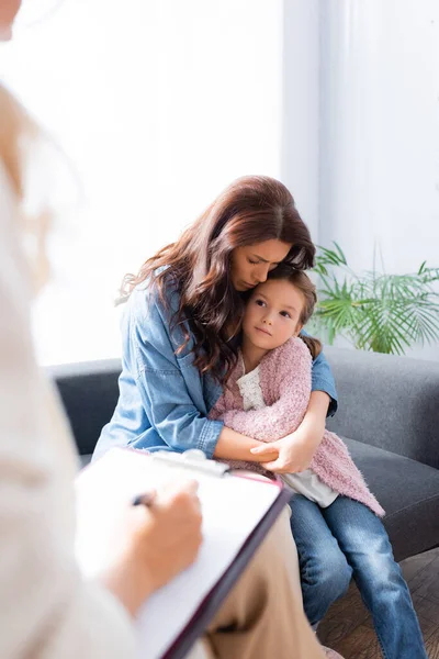 Besorgte Mutter Umarmt Tochter Beim Psychologen Besuch — Stockfoto