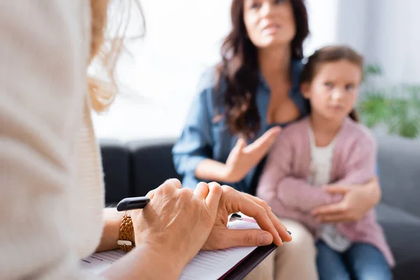 Blurred View Worried Mother Showing Daughter While Visiting Psychologist — Stock Photo, Image