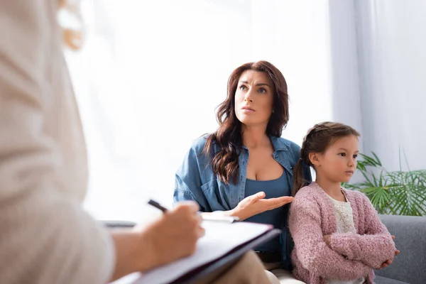 Zaniepokojona Matka Pokazuje Się Córki Podczas Wizyty Psychologa — Zdjęcie stockowe