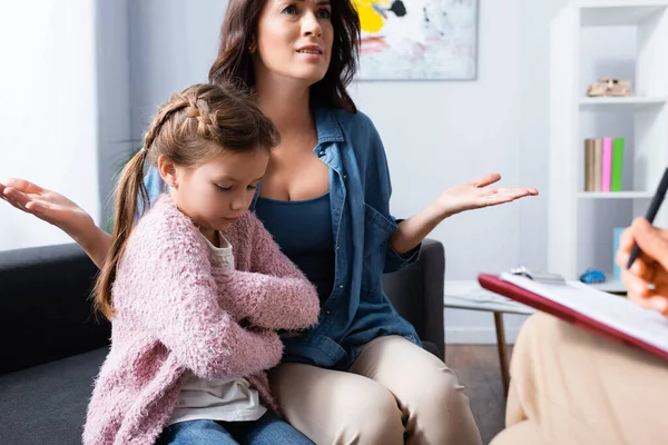 Besorgte Mutter Bringt Tochter Mit Verschränkten Armen Zum Psychologen — Stockfoto